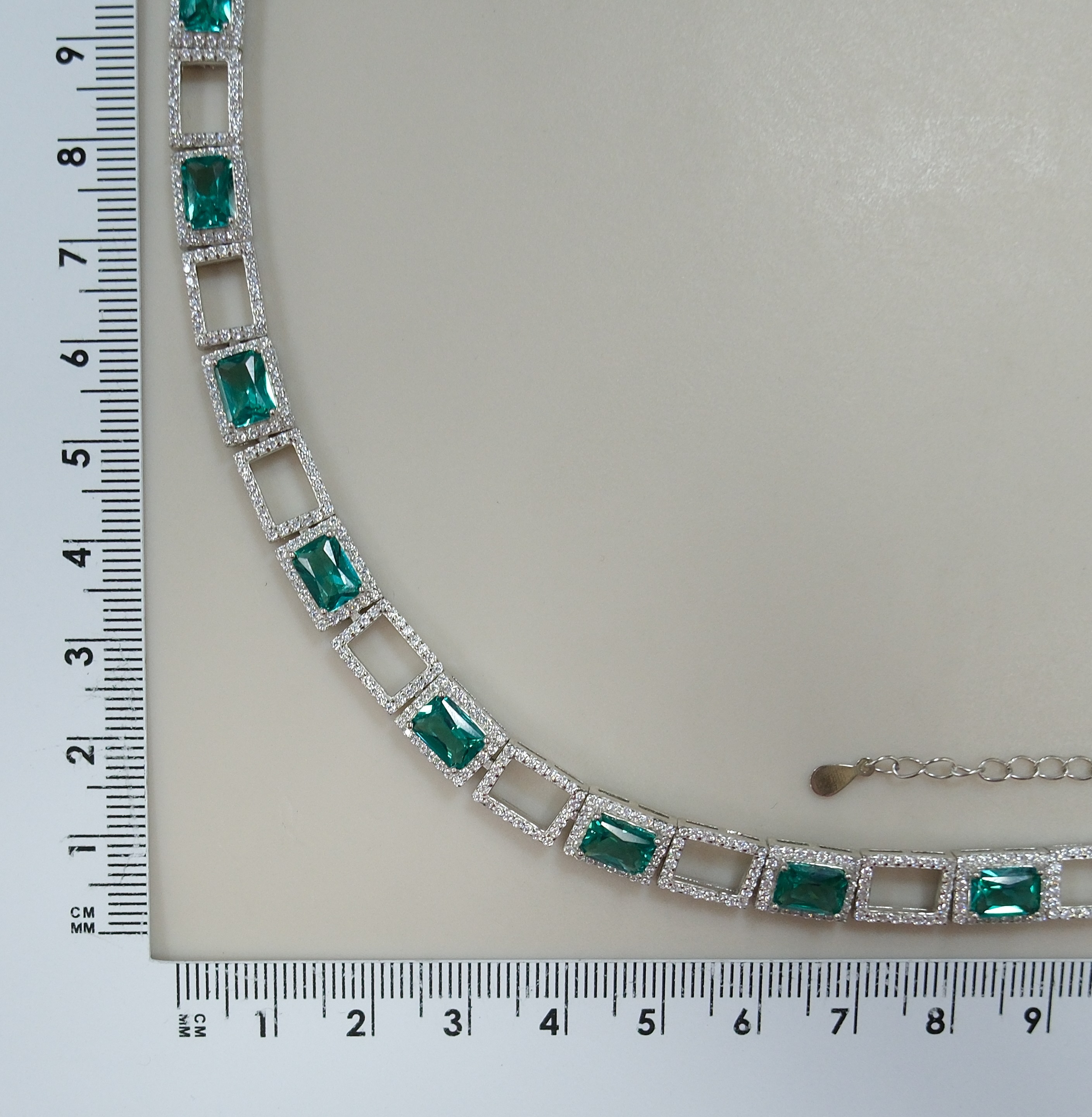 Серебряный браслет с зеленой шпинелью